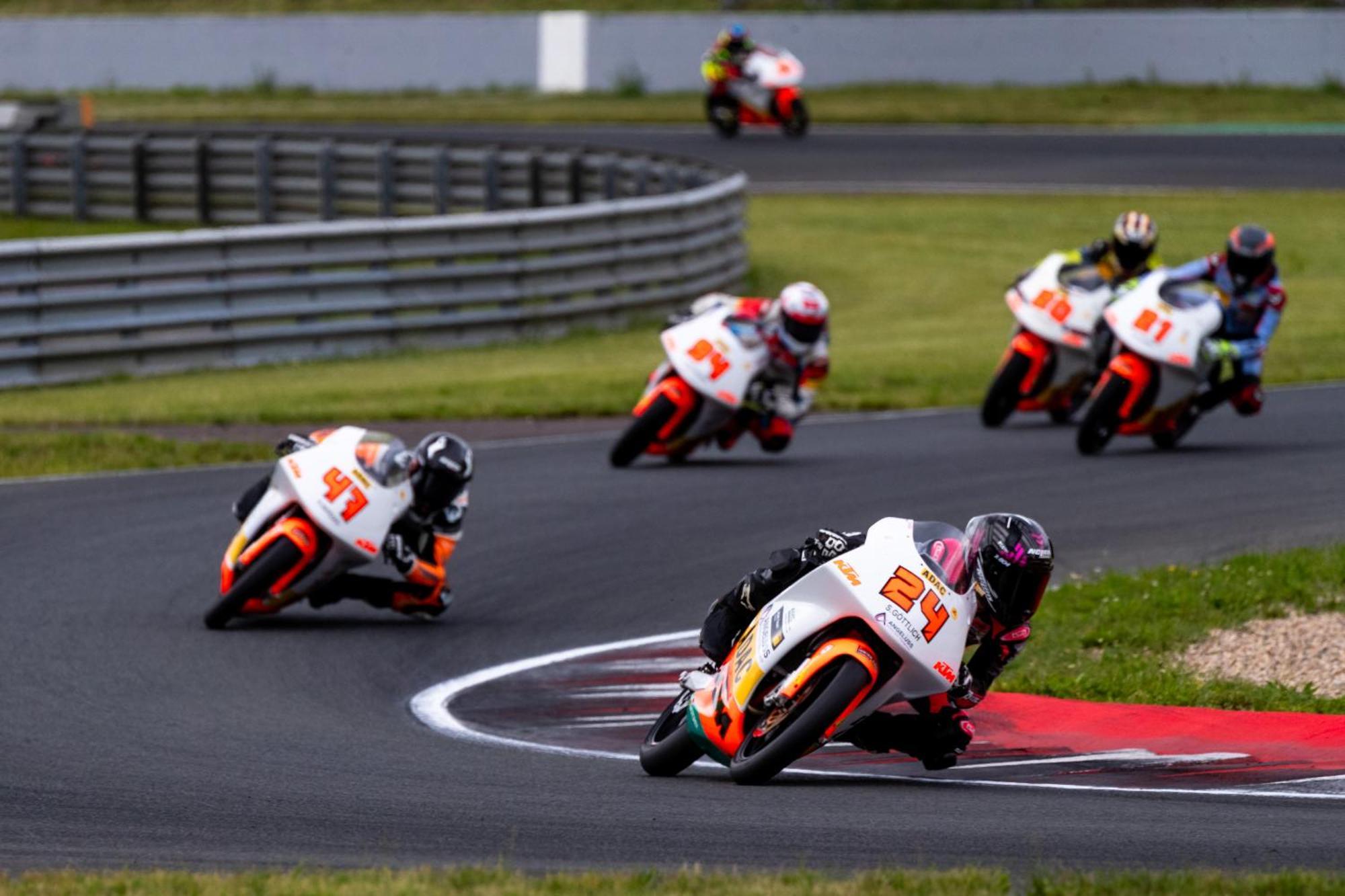 Hotel Motorsport Arena ออสแชร์สเลเบน ภายนอก รูปภาพ