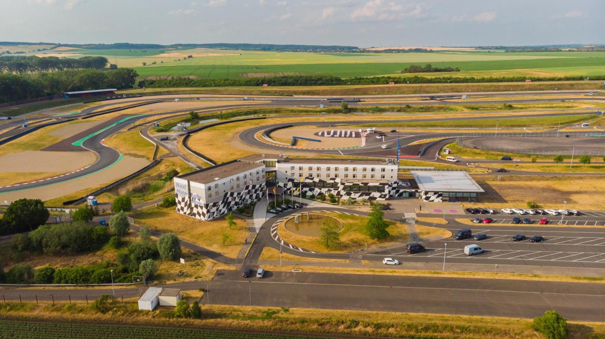 Hotel Motorsport Arena ออสแชร์สเลเบน ภายนอก รูปภาพ